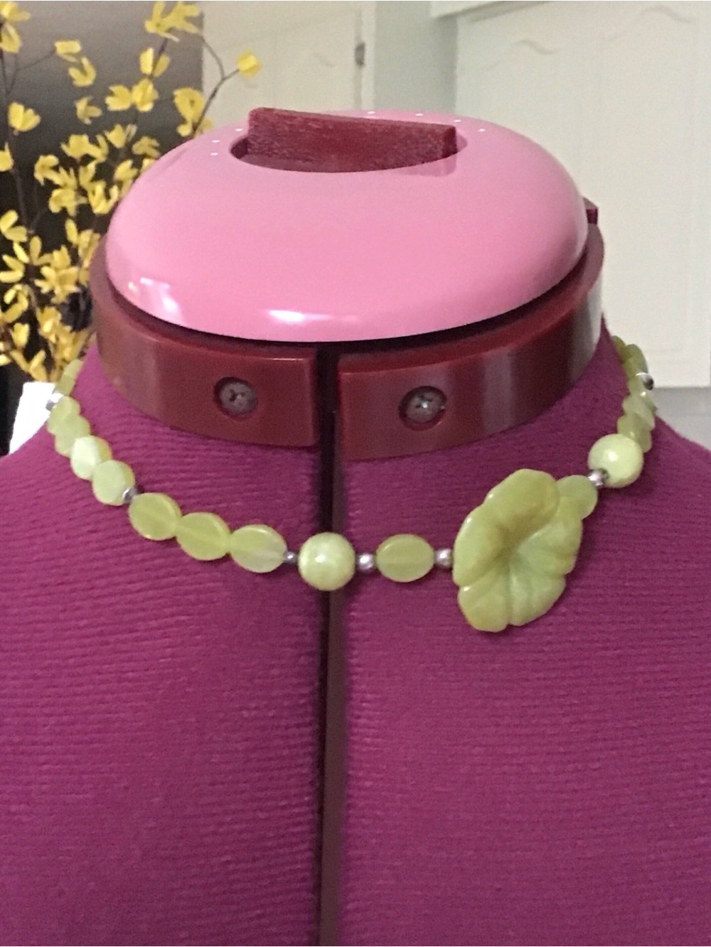 Semiprecious Gemstone Green Carved Flower Bead Choker Necklace Jade / Serpentine